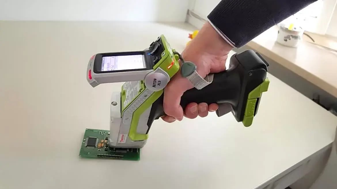 epub_QM0325-FEAT-XRF-p1FT-Niton-XL5-Plus-and-Circuit-Board_webp